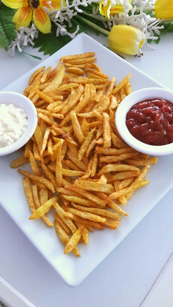 Çıtır tavuk menüsüne eşlik eden patates kızartması