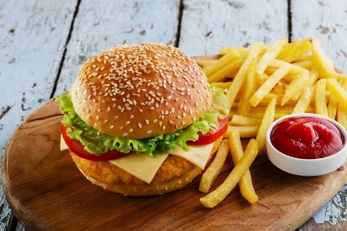 Tavuk burger ve çıtır tavuk seçenekleri